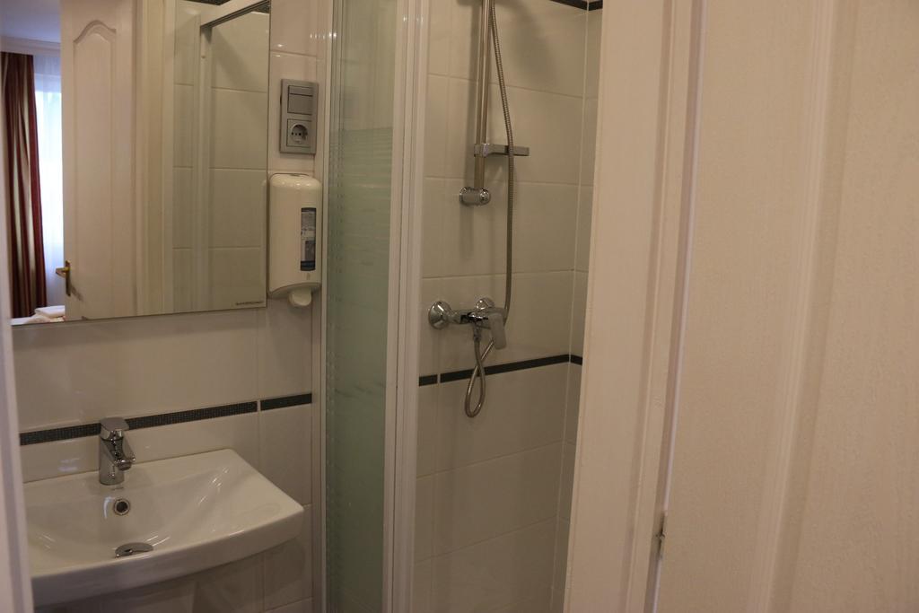 Aradi Vendeghaz Hotel Miskolc Room photo